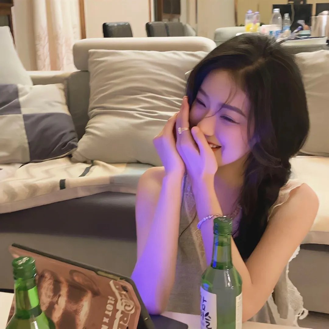 坐在酒吧里吃蛋糕